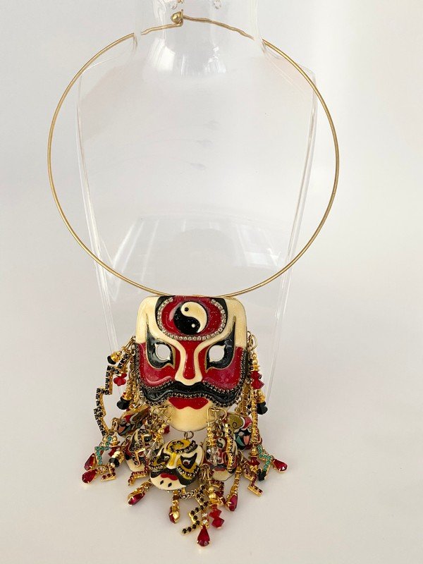 RARE LUNCH AT THE RITZ MARDI GRAS RUNWAY MASK NECKLACE (1 of 3)