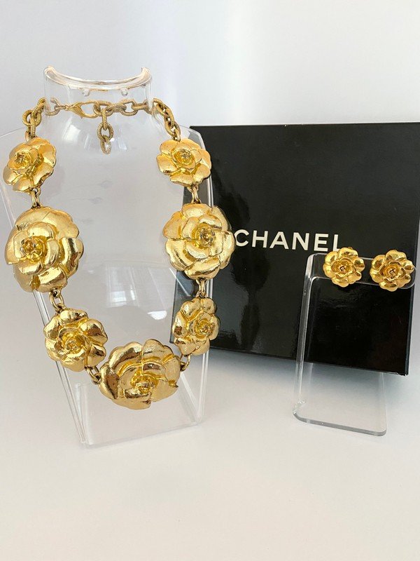 VINTAGE CHANEL PARIS CAMELLIA RUNWAY NECKLACE EARRINGS (1 of 5)