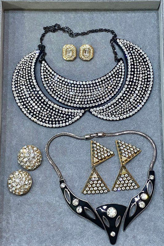 A 80'S LOT OF SIGNED GIANNI VERSACE & OTHER JEWELRY (1 of 2)