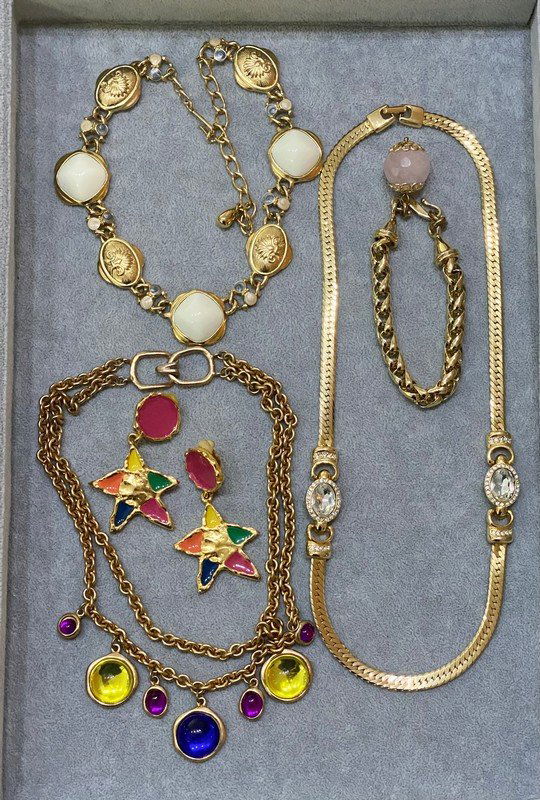 VINTAGE LOT OF SIGNED DESIGNER & 80'S COSTUME JEWELRY (1 of 2)