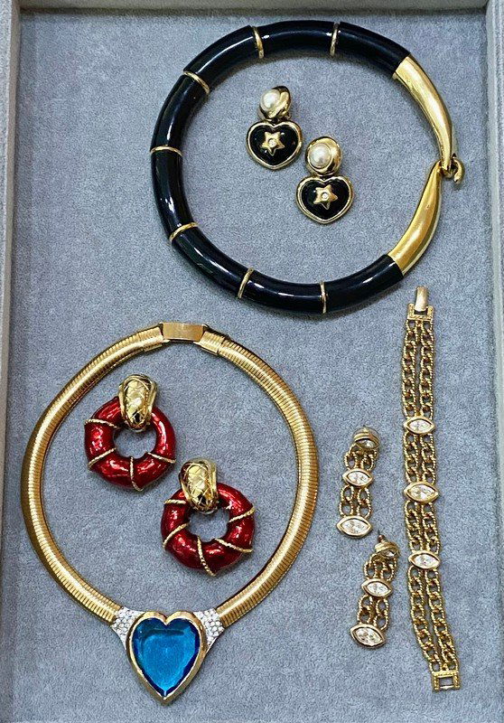 VINTAGE LOT OF SIGNED DESIGNER & 80'S COSTUME JEWELRY (1 of 2)