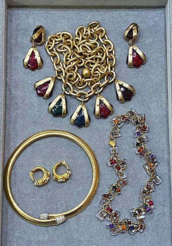 VINTAGE LOT OF RUNWAY DESIGNER & 80'S COSTUME JEWELRY: An estate lot of mint condition vintage costume jewelry consisting of bold goldtone and poured resin necklace and matching chandelier earrings; with other statement chokers and earrings