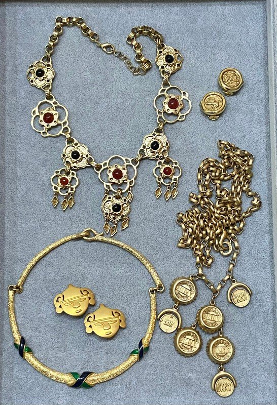 VINTAGE LOT OF SIGNED DESIGNER & 80'S COSTUME JEWELRY (1 of 2)