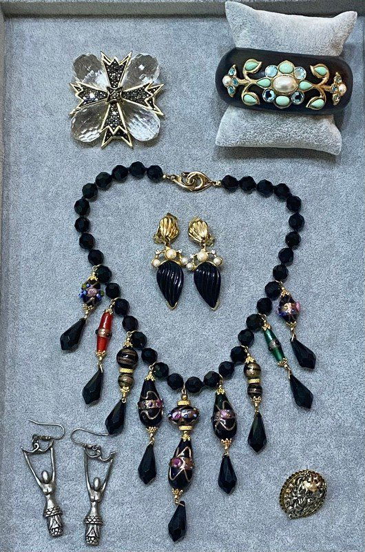 VINTAGE LOT OF SIGNED DESIGNER & 80'S COSTUME JEWELRY (1 of 2)