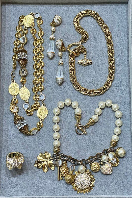 VINTAGE LOT OF SIGNED DESIGNER & 80'S COSTUME JEWELRY (1 of 2)