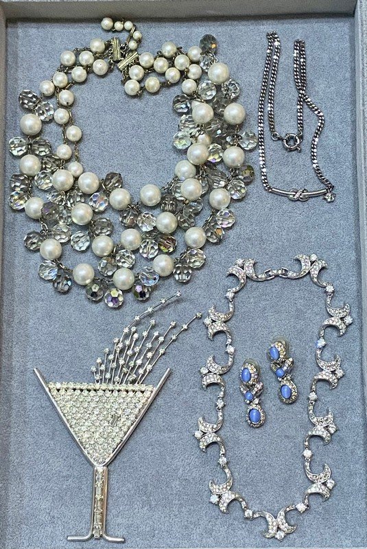 VINTAGE LOT OF SIGNED DESIGNER & 80'S COSTUME JEWELRY (1 of 2)