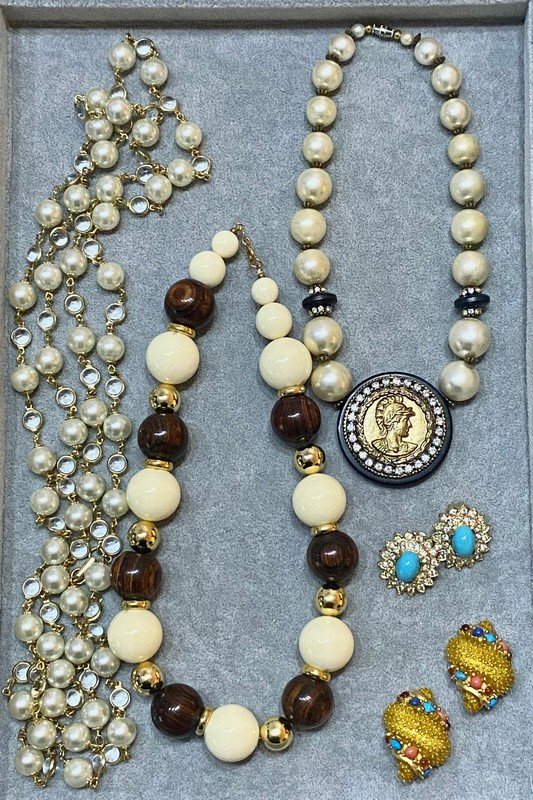 VINTAGE LOT OF RUNWAY DESIGNER & 80'S COSTUME JEWELRY (1 of 2)