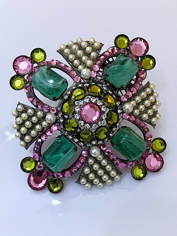 DESIGNER SIGNED L. VRBA RUNWAY GRIPOIX MALTESE BROOCH (1 of 2)