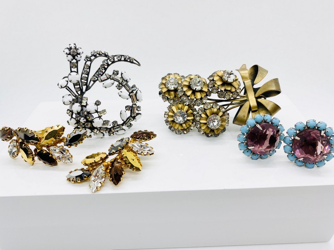 A VINTAGE GROUP OF SIGNED & UNSIGNED SCHREINER BROOCH & EARRING LOT (1 of 2)