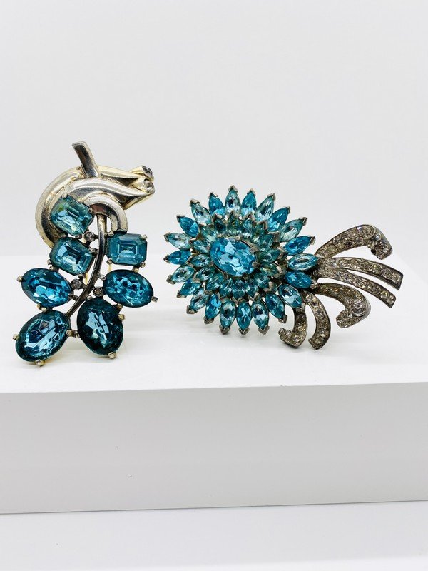 A GROUP OF 2 SIGNED EISENBURG ORIGINALS OVERSIZED FUR CLIP BROOCHES (1 of 3)