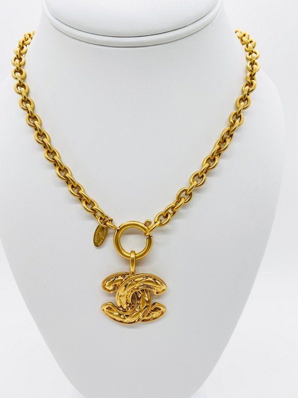 VINTAGE CHANEL PARIS CLASSIC 80'S QUILTED LOGO  NECKLACE (1 of 3)