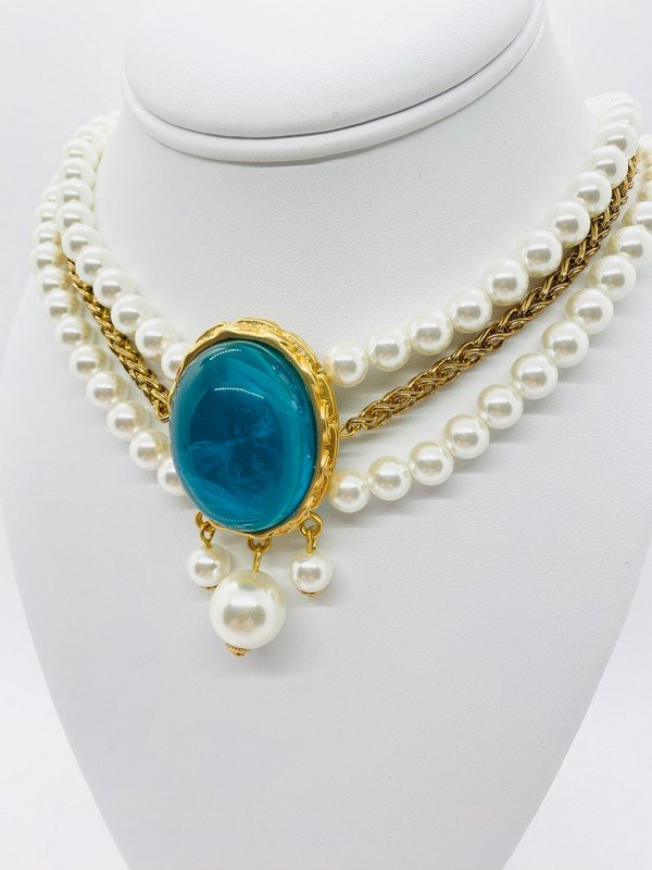 OVERSIZED HAUTE COUTURE RUNWAY EMERALD RESIN CABOCHON NECKLACE (1 of 2)