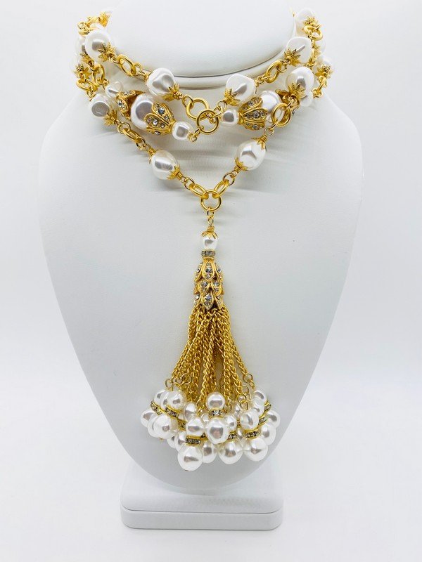 AN OVERSIZED FAUX PEARL JEWELED MOGUL TASSEL NECKLACE: AN OVERSIZED FAUX PEARLJEWELED SAUTOIR 40" IN LENGTH WITH 4" TASSEL
