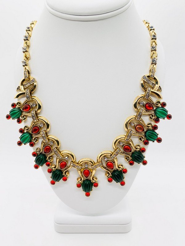 AN OVERSIZED FAUX RUBY & EMERALD JEWELED MOGUL NECKLACE: AN OVERSIZED FAUX RUBY AND EMERALD POURED RESIN MOGUL NECKLACE MEASURES 20"