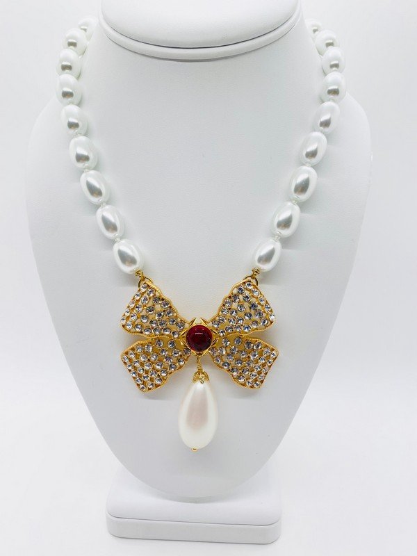 A FAUX PEARL JEWELED RUBY GLASS CRYSTAL BOW RUNWAY NECKLACE (1 of 2)