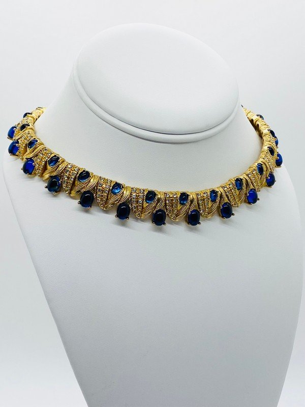 A FAUX SAPPHIRE GLASS JEWLED 80'S STYLE LOOK OF FINE CHOKER: AN OVERSIZED JEWELED MOGUL SAPPHIRE GLASS CABOCHON CHOKER STRUNG ON WIRE TO LOOK LIKE FINE JEWELRY 17"