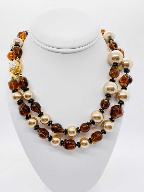 A FAUX PEARL AND GRIPOIX GLASS TORSADE CHOKER NECKLACE: AN OVERSIZED FAUX GLASS PEARL 18" NECKLACE WITH POURED GLASS BEADS