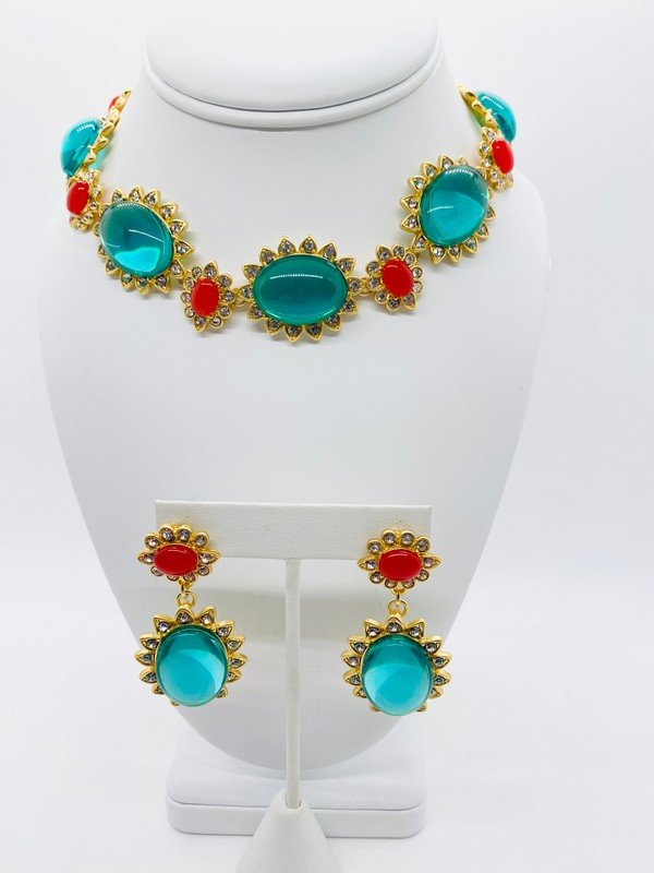 A FAUX EMERALD AND RUBY JEWELED MOGUL 80'S STYLE NECKLACE & EARRINGS (1 of 2)