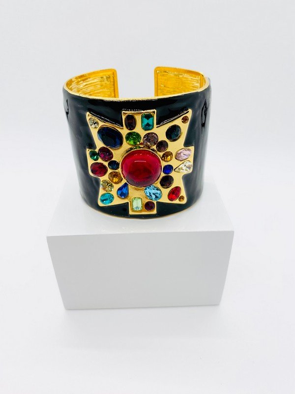 A FAUX JEWELED DRAMATIC VERDURA STYLE ENAMELED CUFF BRACELET (1 of 2)