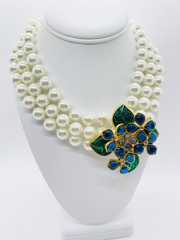 AN EXCEPTIONAL GLASS & FAUX PEARL OVERSIZED RUNWAY NECKLACE (1 of 2)
