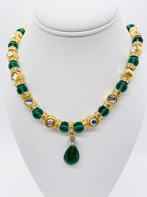 AN EXCEPTIONAL FRENCH GRIPOIX STYLE EMERALD GLASS DROP NECKLACE (1 of 2)
