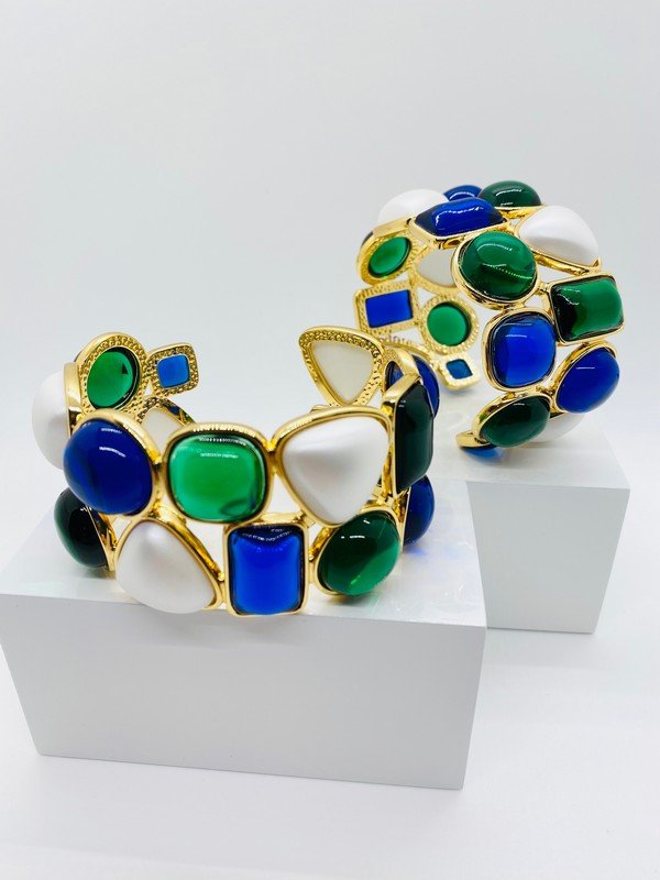 AN EXCEPTIONAL FRENCH GRIPOIX STYLE RUNWAY PAIR OF CUFF BRACELETS: AN OVERSIZED PAIR OF SAPPHIRE AND EMERALD GLASS CUFFS WITH FAUX PEARLS, EACH MEASURING 2" WIDE WITH A 1 1/2" BACK OPENING