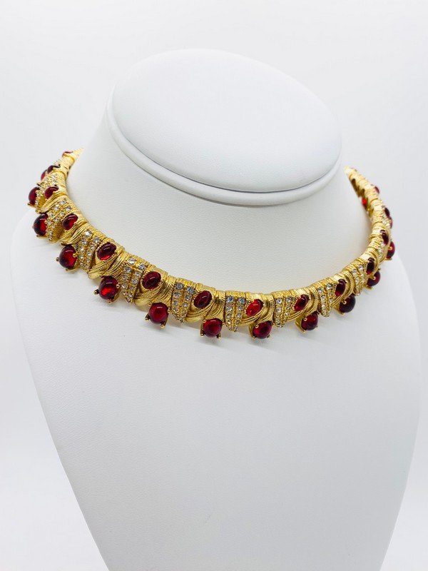 A FAUX RUBY GLASS JEWELED 80'S STYLE LOOK OF FINE CHOKER: AN EXTREMELY WELL MADE GOLD PLATED CHOKER THAT MEASURES 16" WITH RUBY GLASS CABOCHONS STRUNG ON WIRE