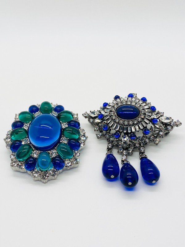 AN EXCEPTIONAL PAIR OF FRENCH GRIPOIX STYLE GLASS MOGUL BROOCHS (1 of 2)