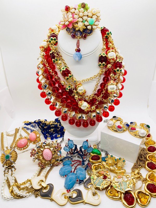LOT OF 14 PIECES OF HAUTE COUTURE RUNWAY STYLE MOGUL JEWELRY: A LOT OF 14 PIECES OF DESIGNER SIGNED CONTEMPORARY COSTUME JEWELRY MADE OF LARGE BOLD GLASS AND RESIN GEM COLORED STONES