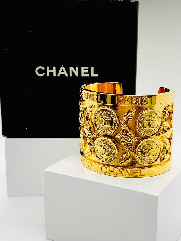 VINTAGE CHANEL PARIS HAUTE COUTURE RUNWAY COIN LOGO CUFF BRACELET (1 of 3)