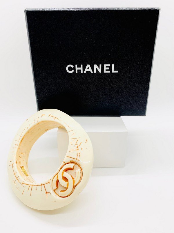 VINTAGE CHANEL PARIS HAUTE COUTURE RUNWAY CC RESIN BANGLE BRACELET (1 of 3)