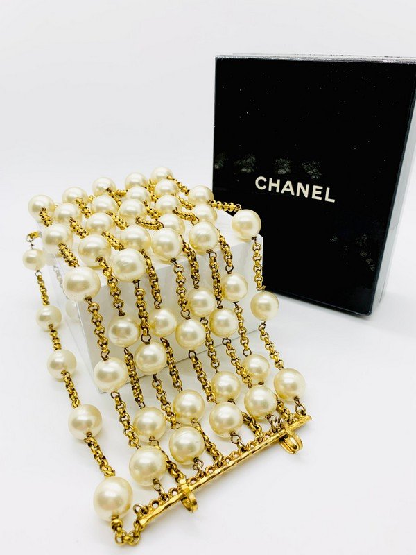 VINTAGE CHANEL PARIS HAUTE COUTURE RUNWAY GRIPOIX PEARL BRACELET (1 of 3)