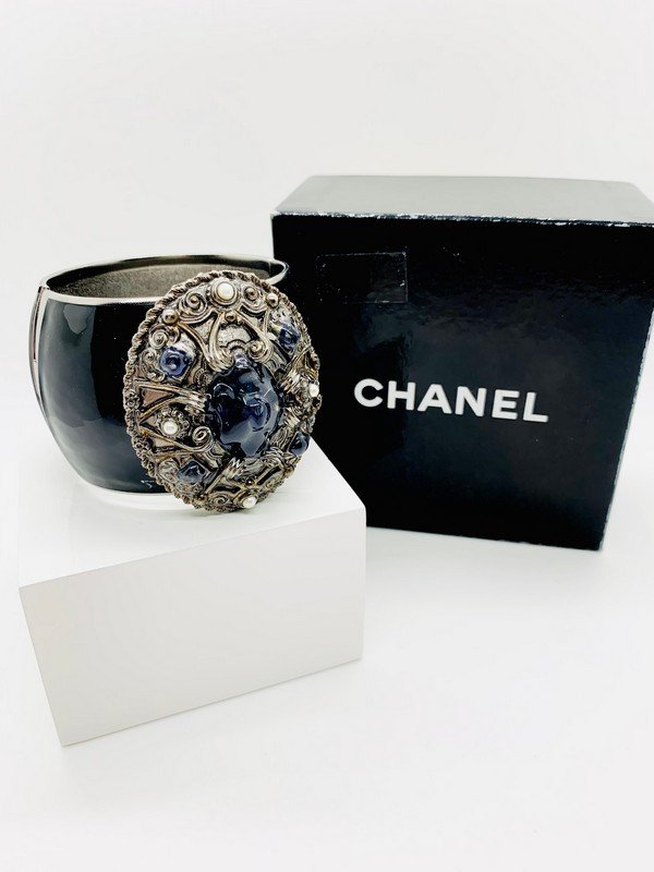 CHANEL PARIS HAUTE COUTURE RUNWAY GRIPOIX HEAVY BANGLE BRACELET: A RARE SIGNED CHANEL MADE IN FRANCE OVERSIZED GRIPOIX BLACK ENAMELED BRACELET WITH OVERSIZED GRIPOIX CENTERPIECE. tHE PIECE HAS A CC AT THE SAFETY CLOSURE AND IS ALSO SIGNED ON THE SIGNATURE CARTOUCHE