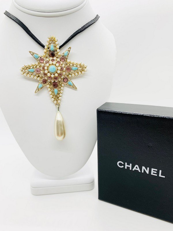 VINTAGE CHANEL PARIS GRIPOIX OVERSIZED MALTESE CROSS RUNWAY NECKLACE (1 of 5)