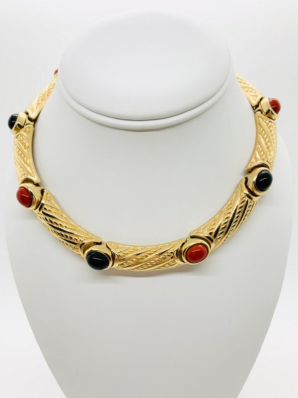 VINTAGE CHRISTIAN DIOR HAUTE COUTURE GRIPOIX CABOCHON CHOKER: A RARE SIGNED CHRISTIAN DIOR LOOK OF FINE JEWELRY CHOKER WITH CARNELIAN AND ONYX GLASS CABOCHONS. THE PIECE IS STRUCTURED AND FITS UP TO AN 18" NECK