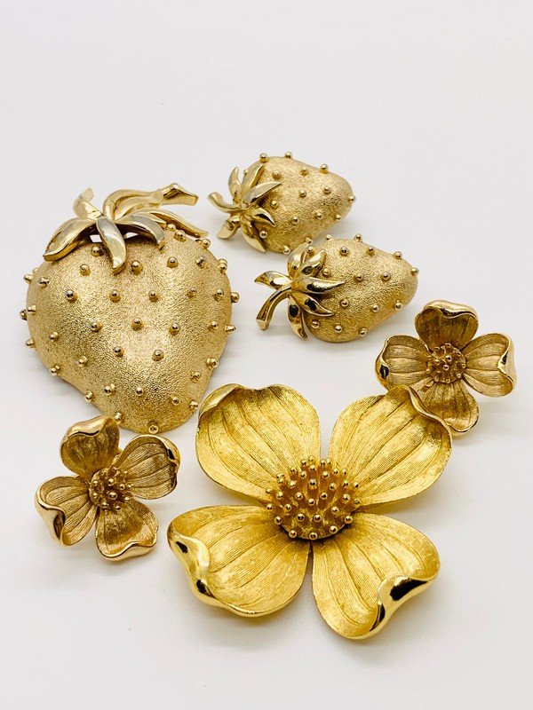 VINTAGE CROWN TRIFARI LOT OF BROOCHES & EARRINGS (1 of 2)
