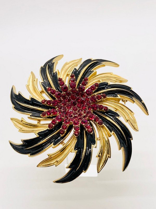VINTAGE CROWN TRIFARI LOOK OF FINE JEWELRY RUBY & BLACK ENAMEL BROOCH (1 of 2)