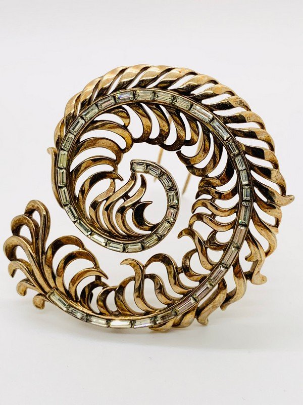 VINTAGE CROWN TRIFARI OVERSIZED CROWN TRIFARI JEWELED FUR CLIP: A MINT CONDITION 3" OVERSIZED GOLDTONE JEWELED BAGUETTE SIGNED CROWN TRIFARI