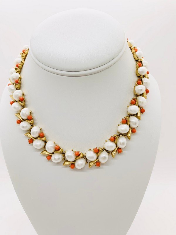 VINTAGE TRIFARI JEWELED MOGUL RARE FAUX PEARL & CORAL NECKLACE: A MINT CONDITION SIGNED TRIFARI JEWELED FAUX CORAL AND PEARL NECKLACE MEASURING 16 1/2"