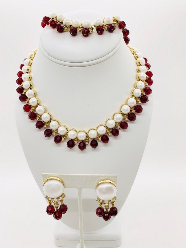 VINTAGE CROWN TRIFARI HARD TO FIND RUBY GLASS CHA CHA NECKLACE BRACELET EARRINGS (1 of 2)