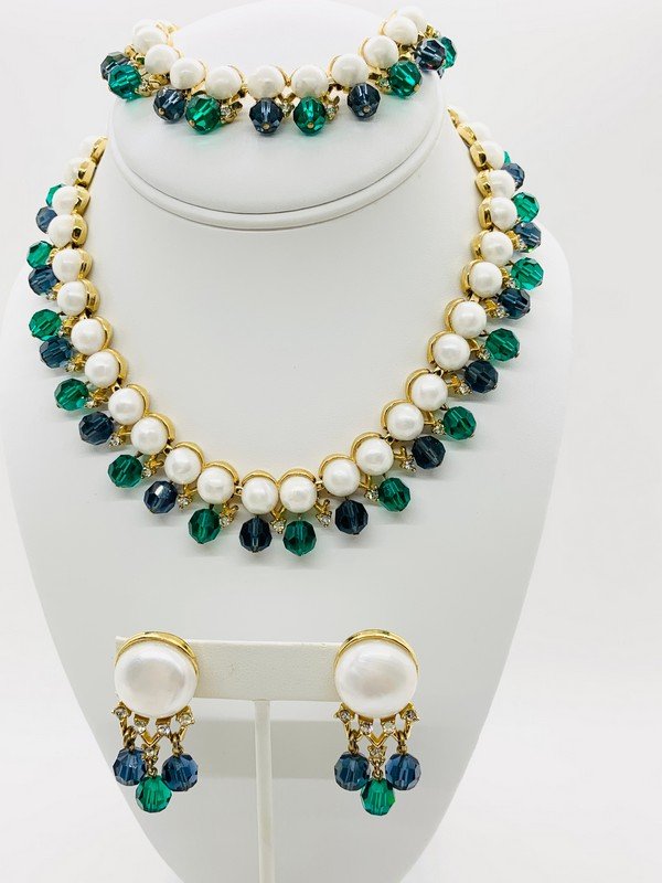 VINTAGE CROWN TRIFARI HARD TO FIND SAPPHIRE EMERALD GLASS CHA CHA NECKLACE BRACELET EARRINGS (1 of 3)