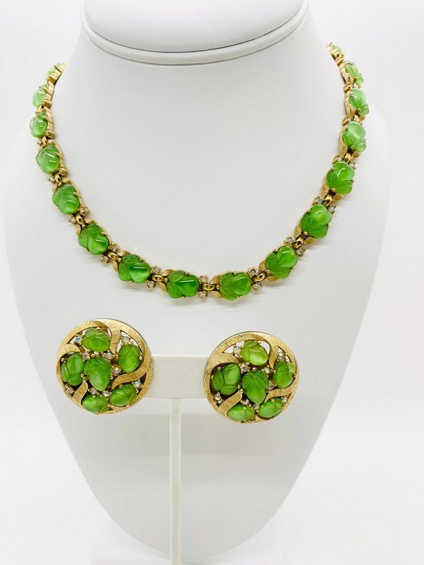 VINTAGE CROWN TRIFARI HARD TO FIND GLASS LEAF NECKLACE EARRINGS (1 of 3)