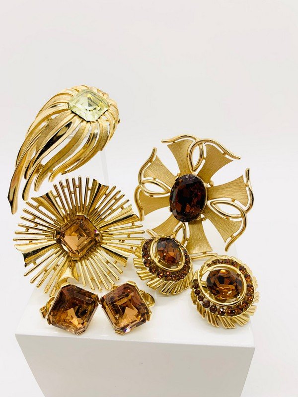 VINTAGE CROWN TRIFARI LOT OF JEWELED LOOK OF FINE EARRINGS & BROOCHES (1 of 2)