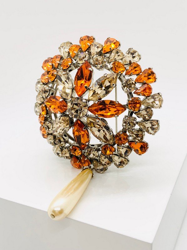 VINTAGE SIGNED DEPOSE OVERSIZED ROGER JEAN PIERRE JEWELED FUR CLIP: A RARE SIGNED DEPOSE OVERSIZED JEWELED FUR CLIP MOST LIKELY MADE BY ROGER JEAN PIERRE. MEASURES 4" LONG AND 2 1/2"