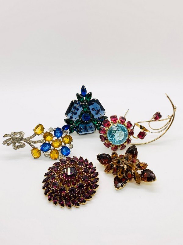 A VINTAGE COLLECTION OF RETRO RHINESTONE FIGURAL FLOWER BROOCHS & OTHERS (1 of 2)