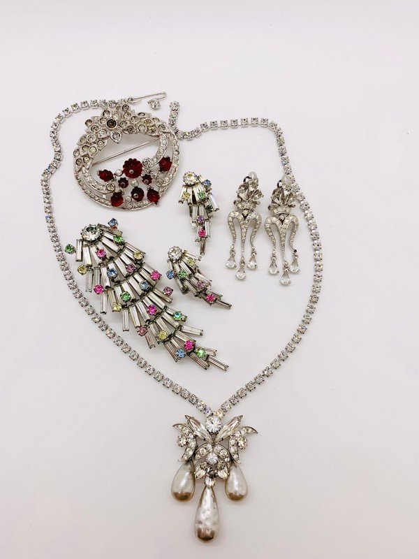 A VINTAGE COLLECTION OF RETRO RHINESTONE BROOCHES NECKLACE & EARRINGS (1 of 2)
