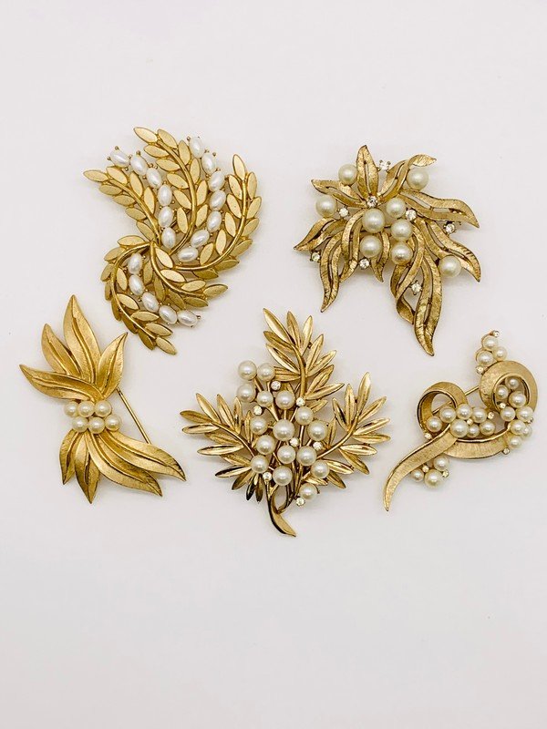 VINTAGE TRIFARI 5 PIECE FAUX PEARL BROOCH PIN LOT (1 of 2)