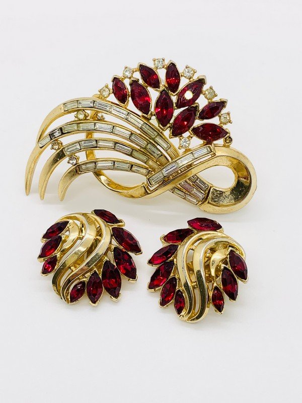 VINTAGE TRIFARI ALFRED PHILIPPE JEWELED BROOCH & EARRINGS: A COLLECTION OF SIGNED TRIFARI AS SHOWN IN DETAILED PHOTOS. ALL PIECES ARE IN VERY GOOD CONDITION WITH NO DAMAGE OR MISSING STONES