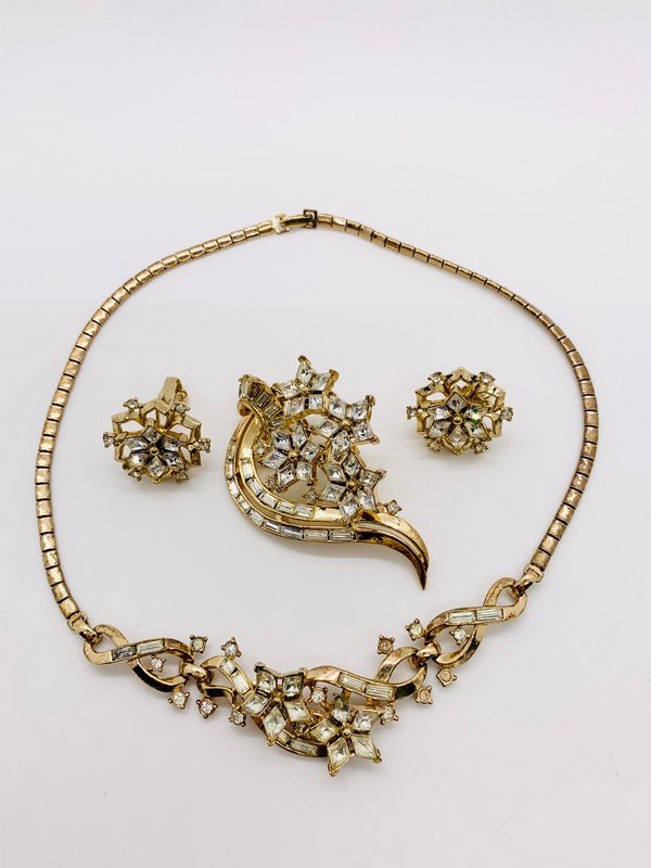 VINTAGE TRIFARI ALFRED PHILIPPE JEWELED NECKLACE BROOCH & EARRINGS: A COLLECTION OF SIGNED TRIFARI AS SHOWN IN DETAILED PHOTOS. ALL PIECES ARE IN VERY GOOD CONDITION WITH NO DAMAGE OR MISSING STONES