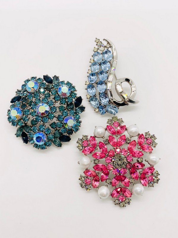 VINTAGE TRIFARI ALFRED PHILIPPE JEWELED BROOCH LOT: A COLLECTION OF SIGNED TRIFARI AS SHOWN IN DETAILED PHOTOS. ALL PIECES ARE IN VERY GOOD CONDITION WITH NO DAMAGE OR MISSING STONES